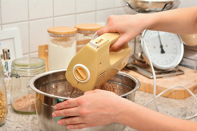 How To Use A Hand Mixer Without Making A Mess